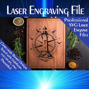 Peut inclure: Une planche à découper en bois gravée au laser avec un design de boussole et de phare. La planche est brune et le design est noir. Le texte "Professional SVG Laser Engrave Files" est dans le coin supérieur droit. Le texte "Charcuterie Board Designs Tested with Lightburn 300 DPI JPG, PNG Provided" est dans le coin inférieur gauche.