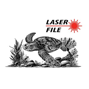 Puede incluir: Archivo de corte láser en blanco y negro de una tortuga marina nadando a través de coral y algas marinas. El archivo está etiquetado como "LASER FILE" con un icono de rayo láser rojo.