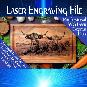 Puede incluir: Una tabla de cortar grabada con láser con un diseño de dos vacas de las tierras altas acostadas en un campo. La tabla es de madera y tiene un acabado natural. La imagen está etiquetada como "Charcuterie Board Designs" y "Tested with Lightburn".