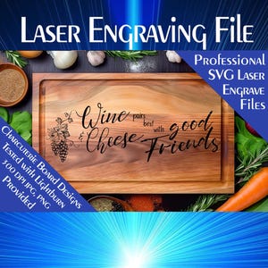 以下が含まれることがあります： 「Wine & Cheese pairs best with good friends」と刻まれた木製のまな板。まな板の周りは、ブドウ、ニンジン、ハーブなど、さまざまな食材で囲まれています。