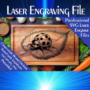 Könnte beinhalten: Eine Lasergravurdatei für ein  Käse- und Wurstbrett mit einer detaillierten Illustration eines Marienkäfers auf einem Blatt. Die Datei wurde mit Lightburn getestet und enthält JPG- und PNG-Dateien mit 300 DPI.