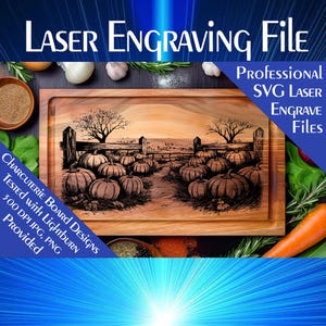 Puede incluir: Un archivo de grabado láser para una tabla de cortar de madera que presenta una ilustración en blanco y negro de un huerto de calabazas con una cerca y árboles. El archivo se ha probado con Lightburn e incluye archivos JPG y PNG de 300 DPI.