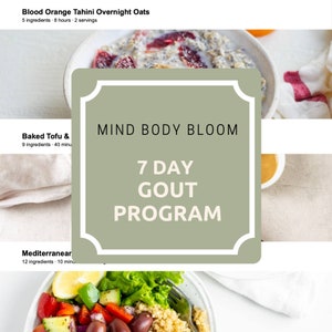 以下が含まれることがあります： 白地に「MIND BODY BLOOM 7 DAY GOUT PROGRAM」という文字が書かれた緑と白のグラフィック。グラフィックは、ブラッドオレンジのスライスを添えたオーバーナイトオーツのボウル、焼き豆腐のボウル、地中海風サラダのボウルなど、食べ物の画像で囲まれています。