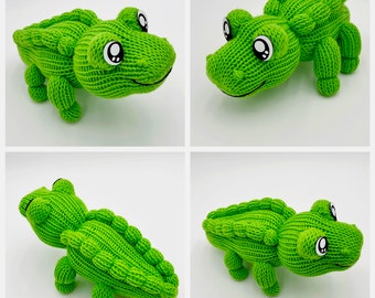 Op de afbeelding: Een groen gehaakt alligator-speelgoed met zwarte ogen en een grijns. De alligator wordt in vier verschillende posities getoond, waardoor de details vanuit verschillende hoeken zichtbaar zijn.