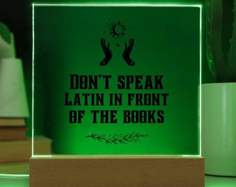 Placa LED acrílica de brujas, letrero con frase "No hables latín"