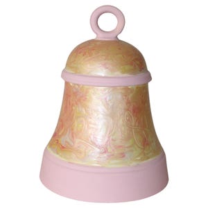 Tarro de cerámica y porcelana hecho a mano de los años 80, de 473 ml (16 onzas líquidas), con textura de remolino rosa y amarillo, con forma de campana de boda de princesa, firmado, de 18 cm (7 pulgadas).