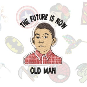 以下が含まれることがあります： 「The future is now old man」というテキストと共に、若い少年の漫画イラストが刺繍されたパッチです。