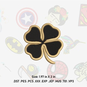 Puede incluir: Un diseño de bordado de trébol de cuatro hojas con un centro negro y un contorno dorado. El diseño mide 1,97 pulgadas de ancho y 2 pulgadas de alto. Los formatos de archivo incluidos son DST, PES, PCS, XXX, EXP, JEF, HUS, TO1 y VP3.