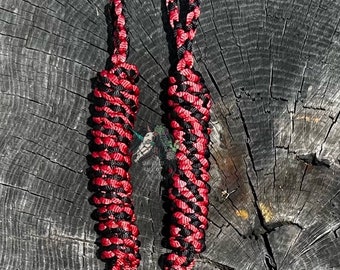 Könnte beinhalten: Zwei rote und schwarze geflochtene Schlüsselanhänger mit einer Schlaufe oben.