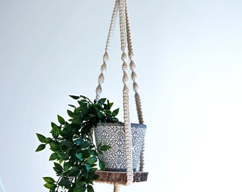 Hanging flower basket with tree disc for wall or ceiling / Macrame hanging flower basket in a simple design / Wooden plant basket