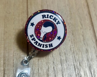 Porta credenciales Ricky Spanish: diseño divertido inspirado en un villano.