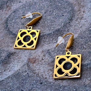 Boucles d'oreilles en acier fleur de Barcelone. Conception artisanale personnelle pour femmes. Livraison gratuite. Pour l'Espagne, achetez aujourd'hui et recevez chez vous demain.
