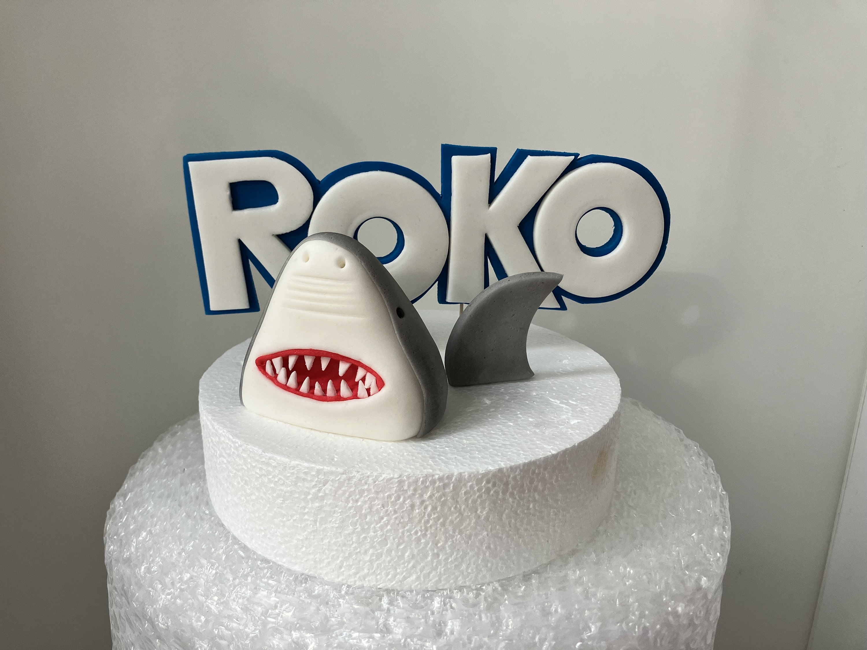 Hai Tortendeko aus Fondant für Südsee Feeling Fisch Haikopf Haiflosse Namensschild Karibik Caketopper Tortendekoration Wunschfarbe