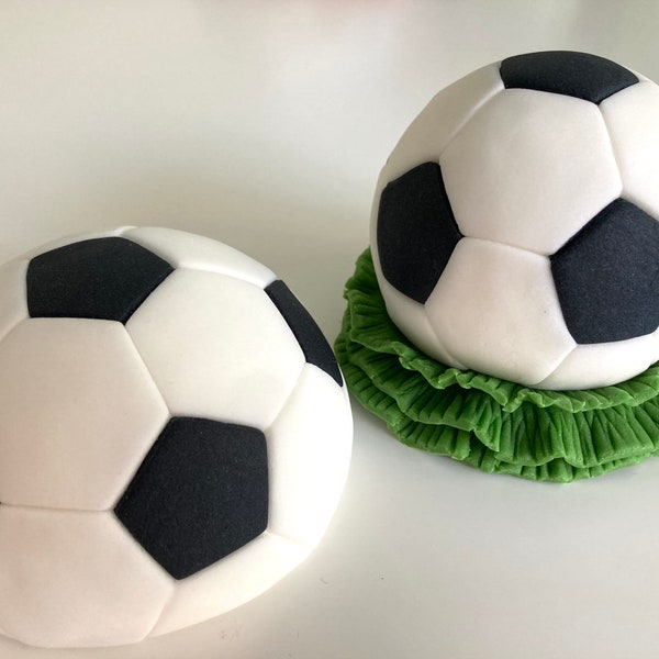 Fondant Caketopper Fußball Ball Ball mit Rasen Tortendekoration Halbkugel Tortendeko Schwarz weiß Soccer verschiedene Modelle Gras WM