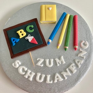 Fondant Tortendekoration zur Einschulung Tafel ABC Stifte rot blau gelb grün Schrift Zum Schulanfang Buch Zuckertüte