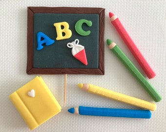 Fondant Tortendekoration zum Schulanfang Tafel für ABC Schützen bunte Stifte und ein Buch Unisex Zuckertüte