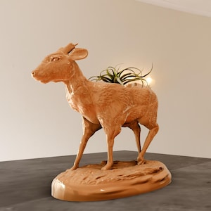 Puede incluir: Una escultura de madera de un ciervo de pie sobre una base de madera. El ciervo es marrón y tiene un cuello largo y cuernos.