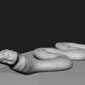 Könnte beinhalten: Ein 3D-Modell einer grauen Schlange mit einer strukturierten Oberfläche. Die Schlange ist zu einer Spirale zusammengerollt.