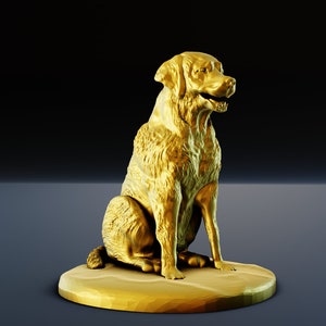 Op de afbeelding: Een gouden beeld van een hond die op een sokkel zit. De hond kijkt naar rechts en heeft een vriendelijke uitdrukking.