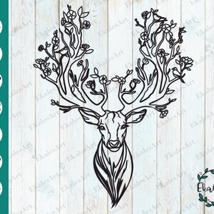 Könnte beinhalten: Schwarz-Weiß-Linienzeichnung eines Hirsches mit floralem Geweih. Der Kopf des Hirsches ist zentriert, mit detaillierten Geweihen, die mit Blumen und Blättern verziert sind. Dateityp-Symbole: SVG, CDR, PDF, EPS, AI, DXF und PNG. Der Künstlername EkalesArt ist ebenfalls sichtbar.