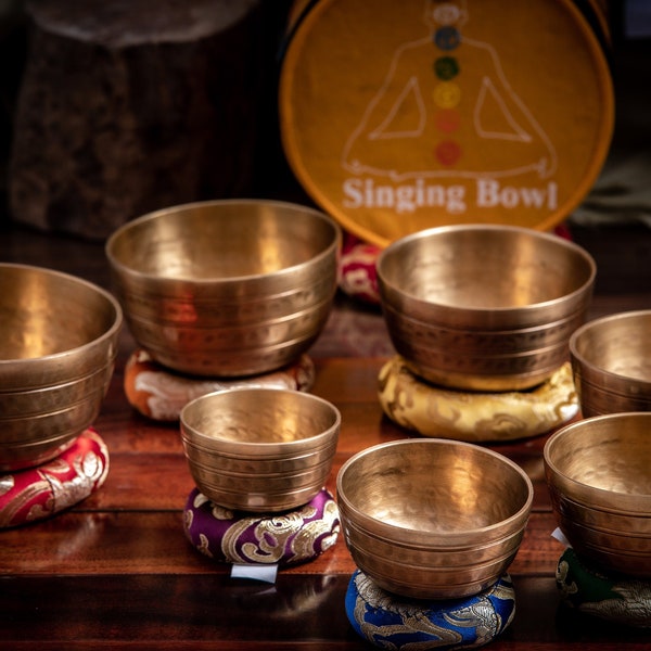Tibetisches handgeschlagenes Klangschalen-Set – Meditations-Chakra-Klangschale – Himalaya-Klangschalen-Set aus Nepal – 7 Klangschalen-Set
