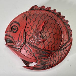 Boîte à bonbons en laque Shikki de Takaoka en forme de poisson de mer, Japon vers 1910