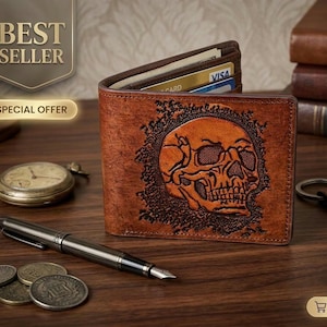 Könnte beinhalten: Braunes Lederportemonnaie mit geprägtem Totenkopf-Design. Das Portemonnaie ist geöffnet und zeigt Kreditkarten und Bargeld. Ein Stift, Münzen und eine Taschenuhr befinden sich ebenfalls auf der Holzoberfläche. Das Portemonnaie ist mit "Bestseller" und "Sonderangebot" gekennzeichnet.