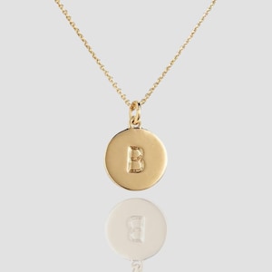 Collar con inicial de disco de oro macizo de 18 quilates, colgante de moneda con letra inicial hecho a mano, delicado colgante de inicial redondo personalizado