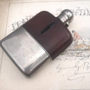 Good Quality Antique Gentleman&#39;s Spirit Hip Flask Leather Covered with Silver Plated Cup Base