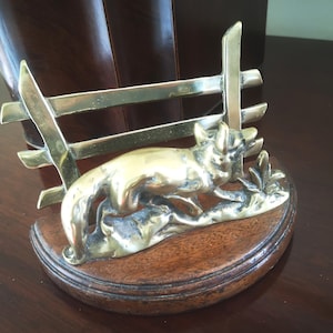 Antiker Messing Fox Briefständer / Serviettenhalter mit Holzsockel