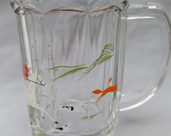 Caneca vintage de vidro transparente e pesado com estampa de cena de caça à raposa.