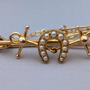 Spilla antica a forma di ferro di cavallo e morso in oro 14 ct e perle divise