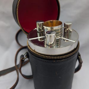 Zestaw metalowych piersiówek ze skóry vintage z kubkami na strzemiona, etui skórzane