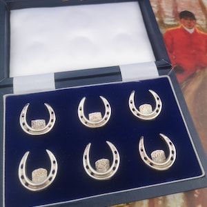 Een goede set van zes sterlingzilveren plaatsnaamhouders in de vorm van een hoefijzer in originele doos Birmingham 1987