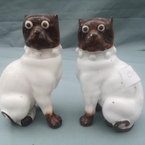 Ein Paar der späten 19th Century Continental Bisque Modelle von sitzenden Mops-Hunden um 1900