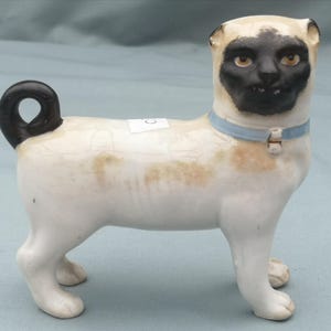 Modello pesante di un carlino in piedi in porcellana continentale, circa 1920