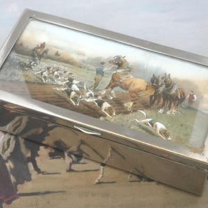 Scatola con coperchio in metallo argentato antico pesante con inserti di scene di caccia c 1910
