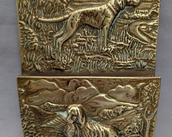 Vintage hängande mässingsbrevställ / Hundkoppelhållare Jakthundscener
