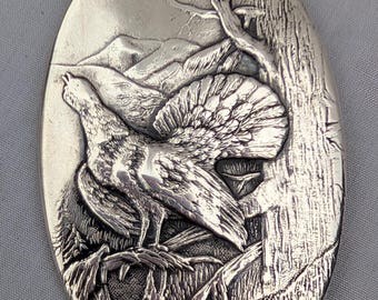 Antica borsa ovale russa in argento con specchio a rilievo raffigurante un gallo nero.
