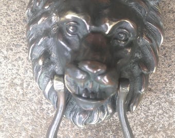 Grande aldrava de porta antiga em bronze com cabeça de leão bem detalhada