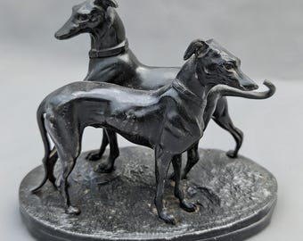 ウィペット犬のアンティークの小さな像 – 大理石ベースのスペルター