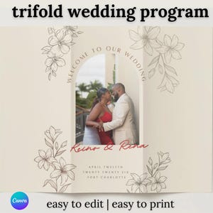 Może przedstawiać: Trójstronny program ślubny ze zdjęciem całującej się pary. Program w kolorze beżowym ma kwiatowe ilustracje i tekst "WELCOME TO OUR WEDDING". Imiona "Keino & Rena" są napisane na czerwono, wraz z datą i miejscem ślubu.