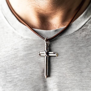Herenkruisketting leren koord, spijkerkruishanger, rustieke ketting minimalistisch, cadeau voor hem, paascadeau voor vriend Gepersonaliseerd kruis