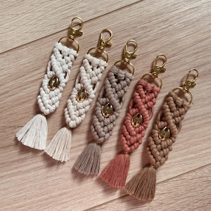 Chaveiro de Macramê Dourado com Conchas de Búzios – Enfeite para Bolsa, Acessório Boho, Chaveiro, Decoração Artesanal – Feito à Mão na França