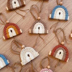 Mini macramè arcobaleno – Decorazione boho, ciondolo fatto a mano con oli essenziali – Regalo artigianale