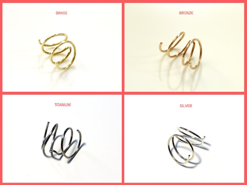 Op de afbeelding: Vier close-up afbeeldingen van een drievoudige spiraal oormanchet in verschillende metaalafwerkingen: messing, brons, titanium en zilver.
