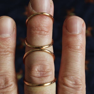Set von zwei Hyperdehnungsringen, Arthritis Fingerschiene in Bronze, 2 Stück handgemachte texturierte Schwan Neck Brages, EDS Schiene