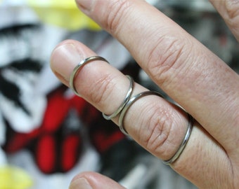Vinger hyperextensie, artritis spalkring in messing, brons, titanium of zilver, handgemaakte zwaanhalsbrace uit één stuk met textuur