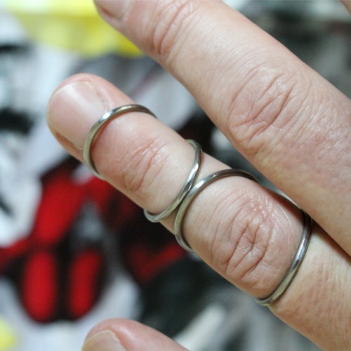 Hyperextension du doigt, anneau d'attelle pour l'arthrite en laiton, bronze, titane ou argent, tour de cou de cygne texturé fait main en une pièce