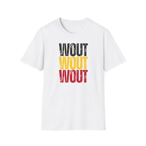 Può includere: T-shirt bianca con la parola "WOUT" impilata tre volte in nero, giallo e rosso. Il design ha un aspetto invecchiato. La maglietta è a girocollo.